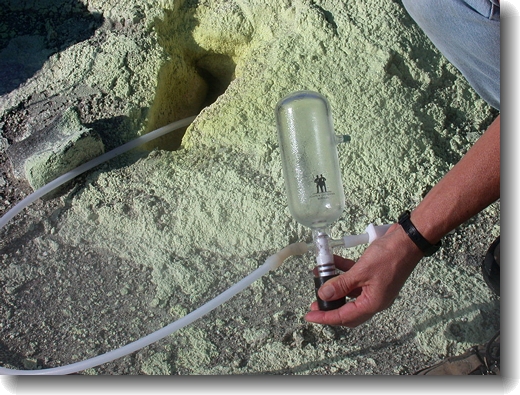 Volcano gas sample bottle